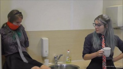 आदी / बंधा हुआ और गला घोट दिया / संकट में महिला